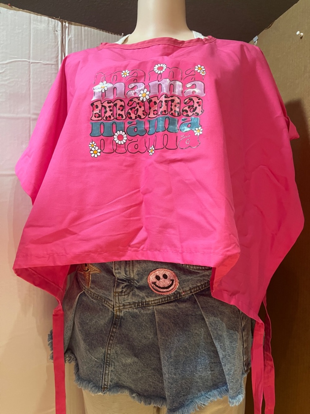 Vintage style jiffy wrap Hot Pink 'Mama' Graphic top influenced from the 50’s.